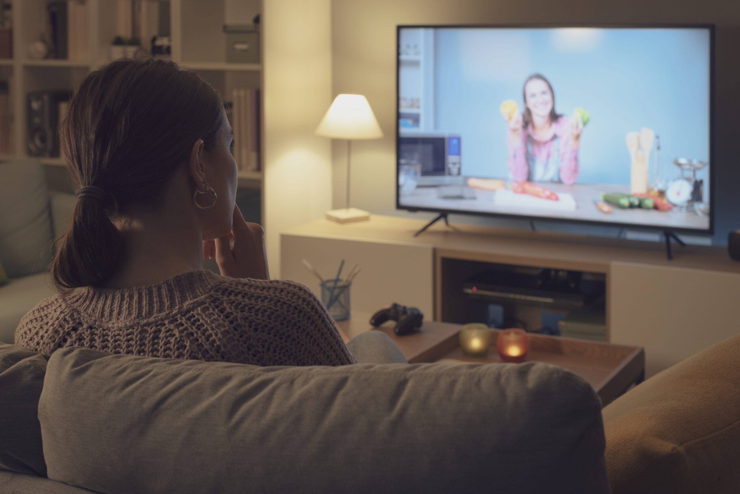 woman-watching-a-cooking-show-on-tv-2026-01-06-10-53-17-utc